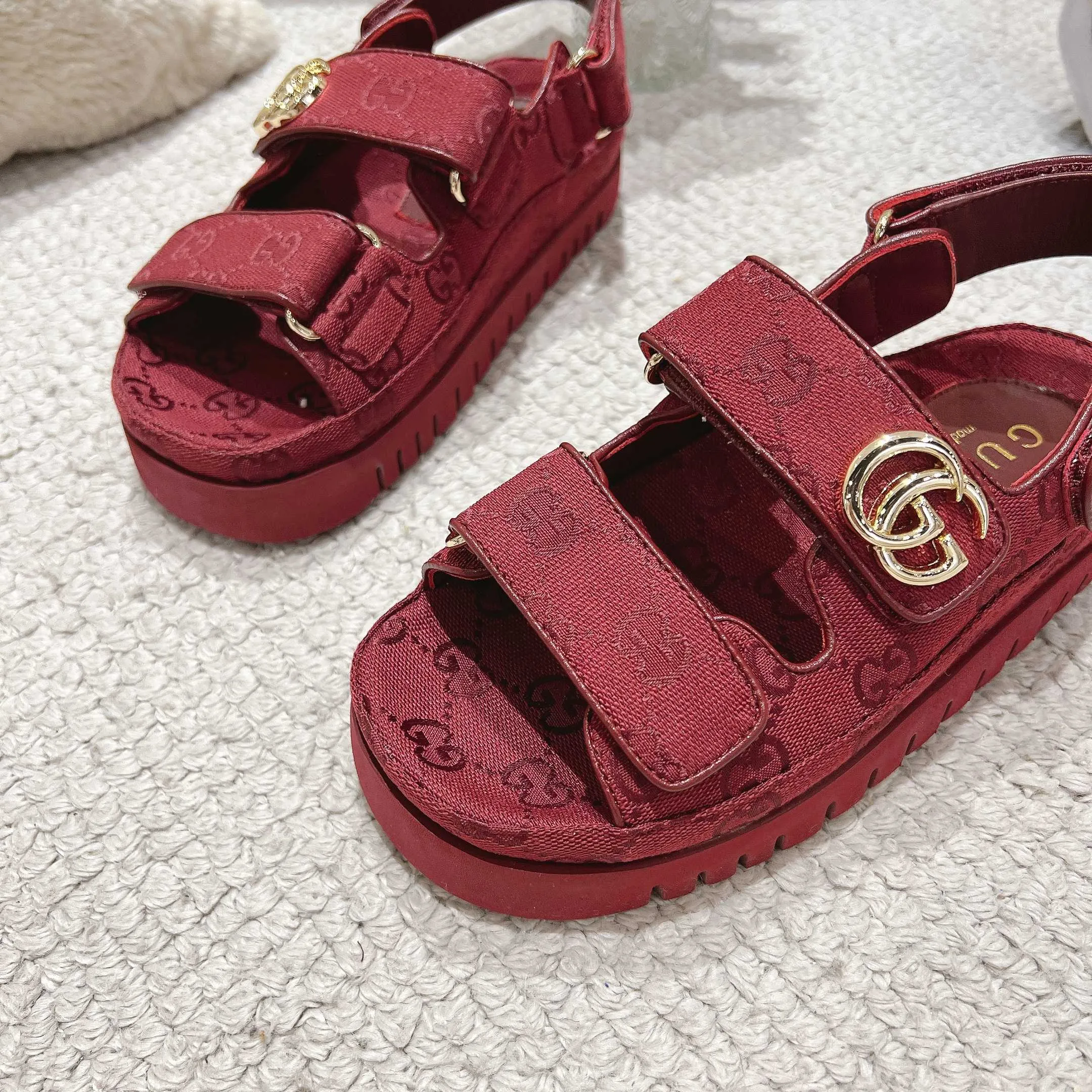 👟👟Ex-factory price 500👟👟Gucci’s modern design aesthetic explores the path of unique craftsmanship, cleverly integrating the brand’s classic elements with its beloved brand logo. The sandal is embellished with the beloved Double G hardware, adding a touch of understated branding to the design, complementing the versatility of the Velcro straps. Outsole: Wear-resistant and easy-to-bend sawtooth rubber foam sole! Ultra-light sole. Natural PU heightening insole. Size: Female 35-41#